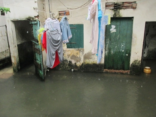  Một khu nhà trọ sinh viên ngập nước vào mùa mưa. Ảnh: Tiền Phong