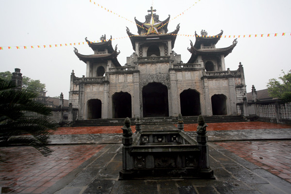 Mặt tiền nhà thờ Phát Diệm