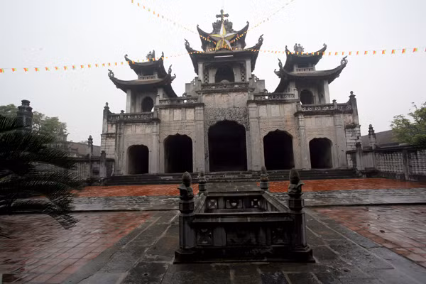 Mặt tiền nhà thờ Phát Diệm