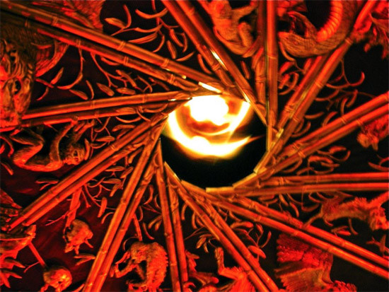 … rồi mở ra và một màn trình diễn ánh sáng bắt đầu…