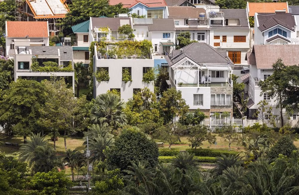 “Trốn” nóng trong ngôi nhà phủ kín cây xanh ở Sài Gòn ảnh 1