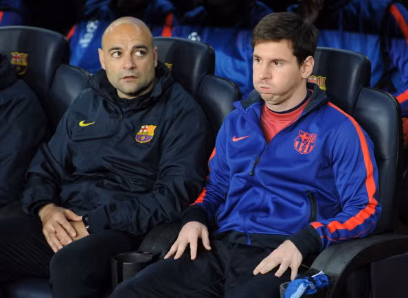 Messi đứng ngồi không yên trên băng ghế dự bị