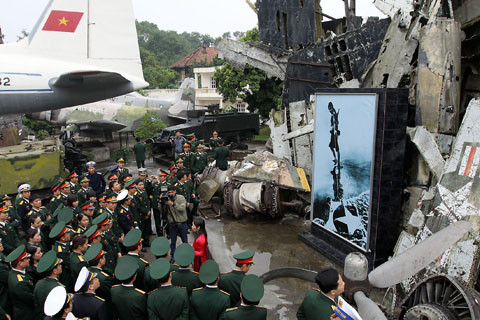 Tham quan Bảo tàng Lịch sử Quân sự Việt Nam