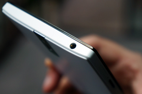 Phía trên là jack cắm tai nghe