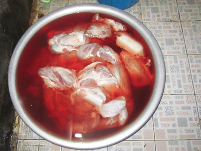 Thịt heo sau khi “ngâm mình” trong thau nước này sẽ chuyển sang màu đỏ rất đẹp mắt