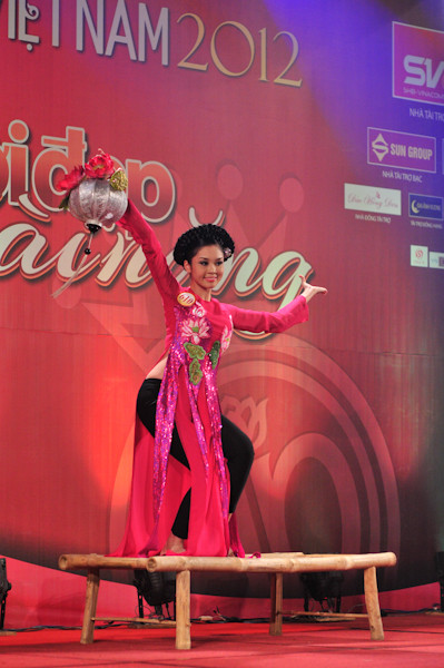 Xuân Trang trong phần thi tài năng - tiết muc múa dân gian. Ảnh: Công Khanh