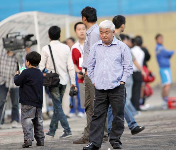 Có ít nhất 3 ông bầu muốn từ bỏ bóng đá theo tiết lộ của bầu Kiên . Có ít nhất 3 ông bầu muốn từ bỏ bóng đá theo tiết lộ của bầu Kiên