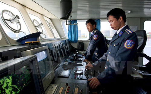 Thượng uý Đoàn Đức Dương, lái tàu 2008, Hải đội 1, Vùng 1 Cảnh sát Biển có 18 năm trong nghề với hàng chục nghìn hải lý an toàn