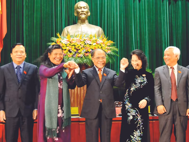 Tân Chủ tịch Quốc hội Nguyễn Sinh Hùng (giữa) cùng các Phó Chủ tịch Quốc Hội