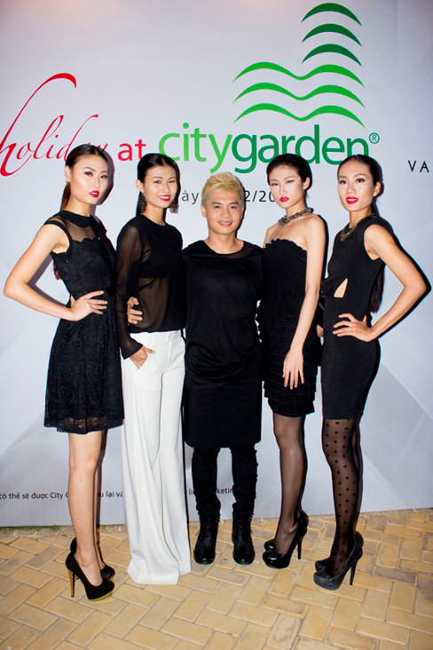 Tối 15-12 vừa qua, các chân dài đình đám của Vietnam's Next Top Model đã tham dự trong show trình diễn của nhà thiết kế Adrian Anh Tuấn, thương hiệu Valenciani