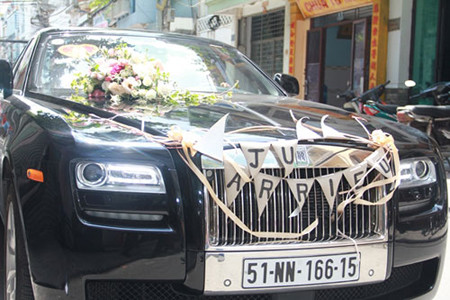 Chiếc Rolls-Royce Ghost đưa Phạm Quỳnh Anh về dinh . Chiếc Rolls-Royce Ghost đưa Phạm Quỳnh Anh về dinh