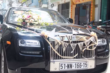 Chiếc Rolls-Royce Ghost đưa Phạm Quỳnh Anh về dinh . Chiếc Rolls-Royce Ghost đưa Phạm Quỳnh Anh về dinh