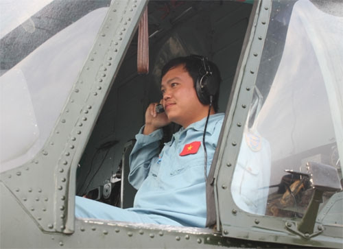 Phi công Nguyễn Bá Đức kiểm tra lại trang bị thông tin liên lạc 