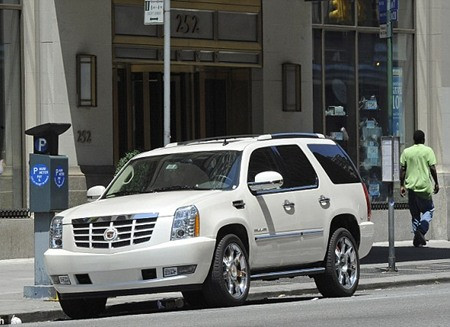 Chiếc xe lạ bên ngoài tòa nhà nơi Katie và con gái đang ở