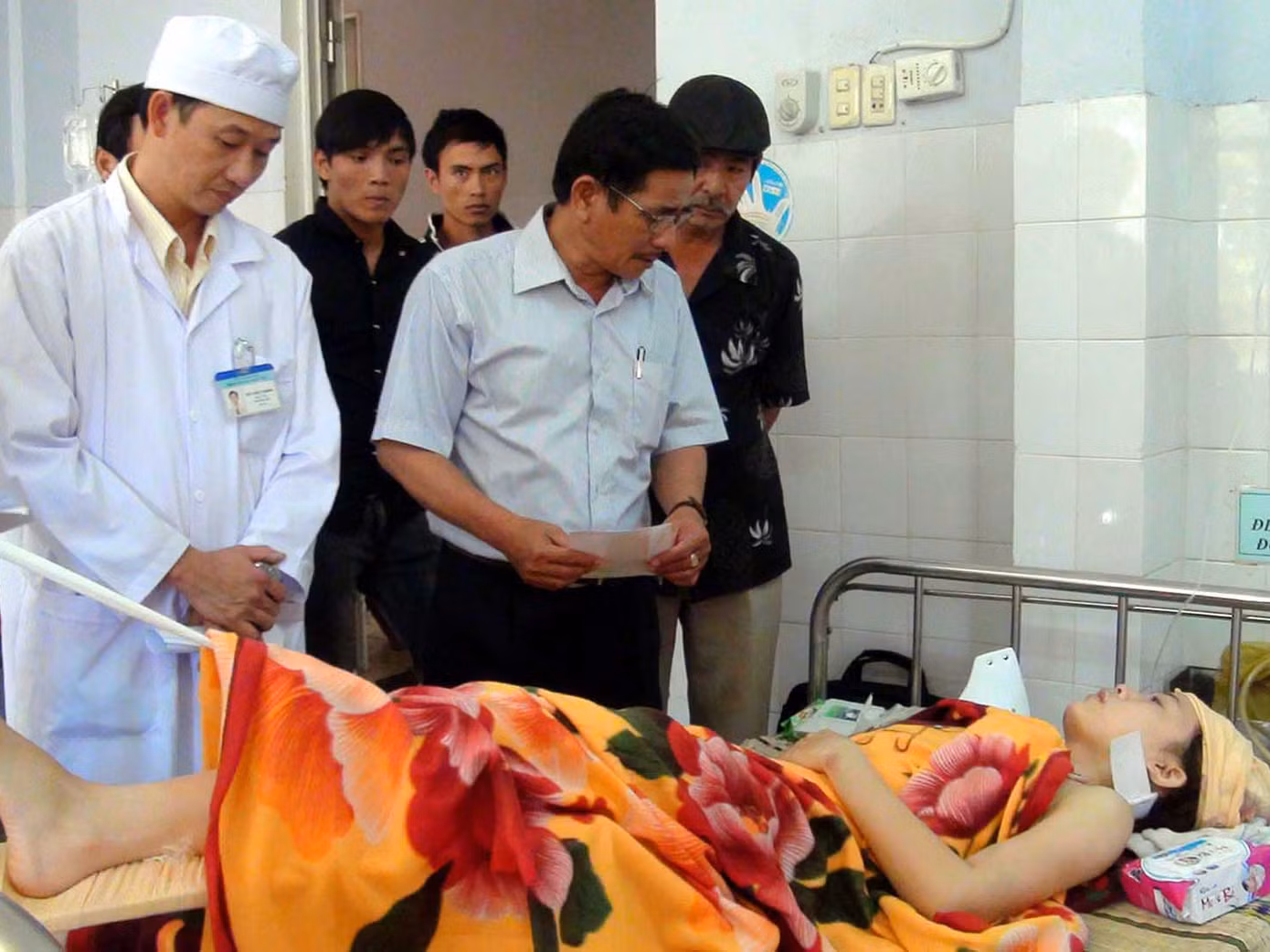 Ông Nguyễn Hữu Hải-Phó Chủ tịch thường trực UBND tỉnh đến thăm, động viên các nạn nhân vụ tai nạn