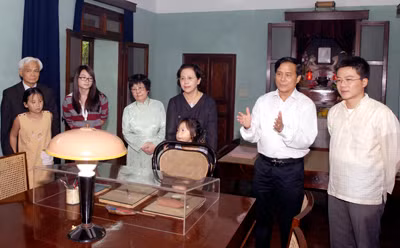 Giáo sư Ngô Bảo Châu và gia đình nghe giới thiệu về cuộc đời và sự nghiệp của Bác Hồ. Ảnh: Chinhphu.vn 