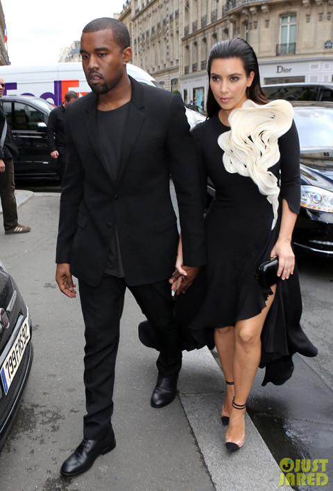 Hôm 3-6, Kim 'siêu vòng 3' và bồ là siêu sao nhạc rap Kayne West tới xem show thời trang của NTK Stephane Rolland trong khuôn khổ tuần lễ thời trang Paris