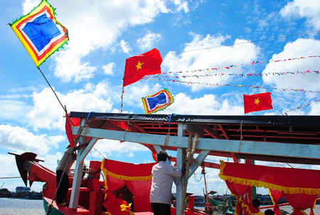 Trang trí tàu rước Linh Ông