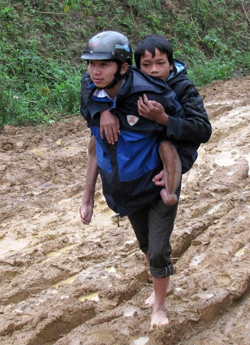  Mỗi khi muốn về thăm nhà, các thầy cô lại bố trí xe máy và cả cõng Đào trên những cung đường xe bất lực. Thầy Hồ Ngọc Vượng người đang cõng Đào lo lắng: Rồi đây ai sẽ cõng Đào đi tiếp trên đường học còn rất dài