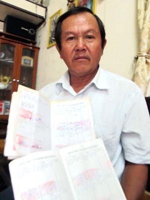 Ông Hồ Văn Tình với 2 cuốn sổ nhật trình năm 2012 của đôi tàu có xác nhận của các trạm biên phòng. ảnh: Nam Cường. Ông Hồ Văn Tình với 2 cuốn sổ nhật trình năm 2012 của đôi tàu có xác nhận của các trạm biên phòng ảnh: Nam Cường