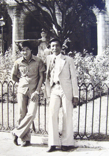 Ông Đàng Nhảy (phải) trong chuyến đưa voi sang Cuba Mỹ nữ buôn voi Sao Thong Chăn