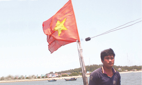 Anh Bùi Văn Phải quyết bảo vệ lá cờ Tổ quốc giữa biển Hoàng Sa! Ảnh: Nguyễn Thành. Anh Bùi Văn Phải quyết bảo vệ lá cờ Tổ quốc giữa biển Hoàng Sa! Ảnh: Nguyễn Thành