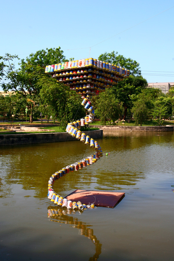 Tác phẩm này chỉ dùng toàn vỏ lon bia, không thêm vật liệu, đạo cụ nào khác. Tác phẩm này gợi nhiều liên tưởng. Theo quy chế, môn thi này không được thuyết minh. 