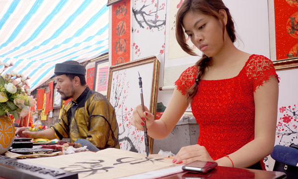 Các bà, các chị cũng đua nhau viêt thư pháp