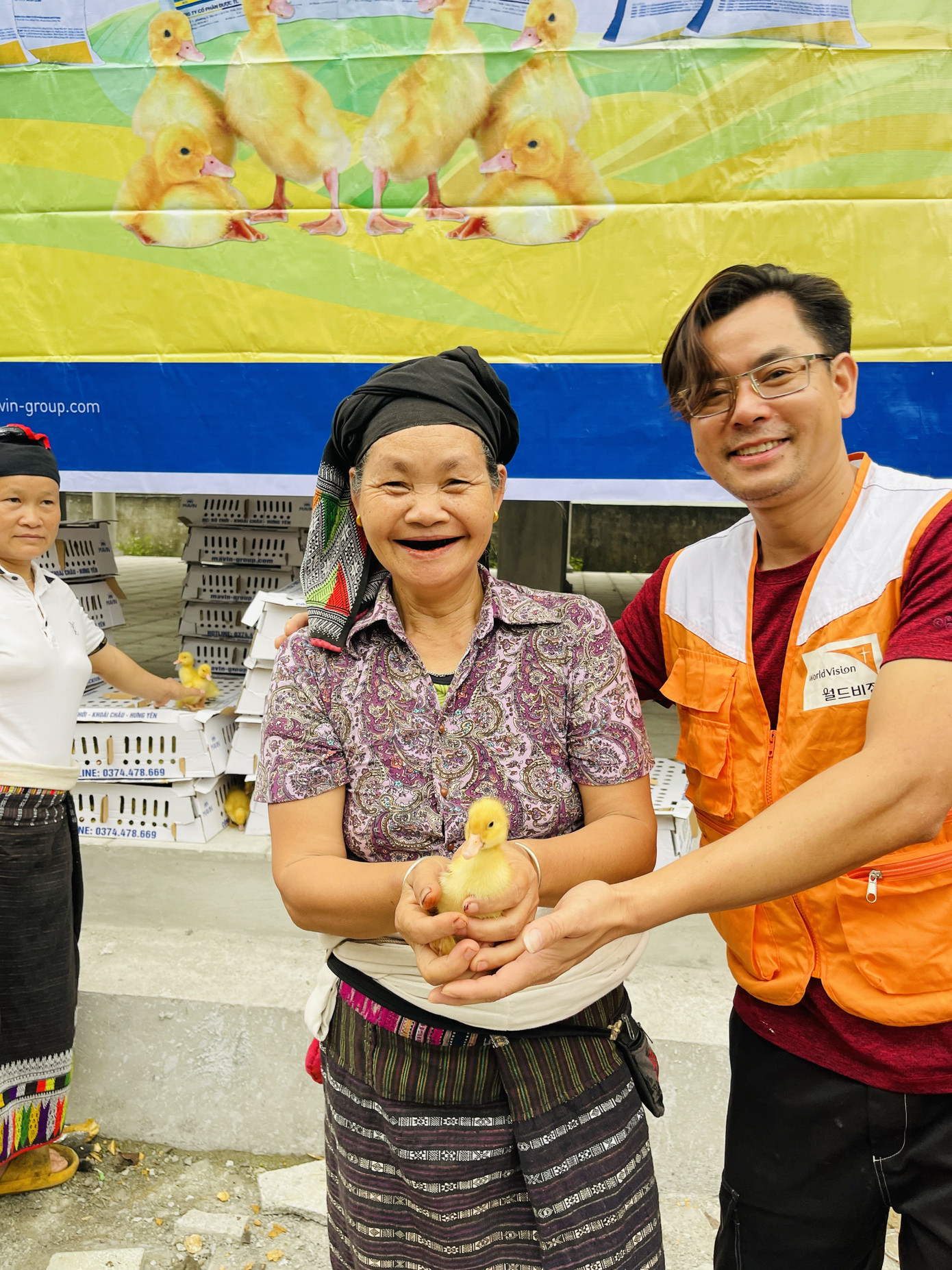 Bà con vui mừng phấn khởi ngày nhận vịt giống hỗ trợ sinh kế