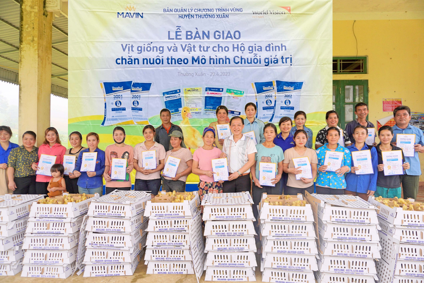 Mavin đã phối hợp với World Vision Việt Nam tổ chức bàn giao vịt giống và vật tư cho các hộ nghèo dân tộc thiểu số có hoàn cảnh khó khăn đặc biệt