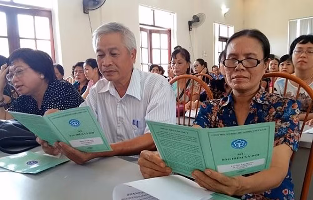 Trong tương lai, chỉ cần đóng BHXH 5 năm và không hưởng chế độ BHXH một lần sẽ được nhận trợ cấp hằng tháng ngay khi nghỉ hưu, hoặc từ 65 tuổi (Ảnh minh họa). Trong tương lai, chỉ cần đóng BHXH 5 năm và không hưởng chế độ BHXH một lần sẽ được nhận trợ cấp hằng tháng ngay khi nghỉ hưu, hoặc từ 65 tuổi (Ảnh minh họa).