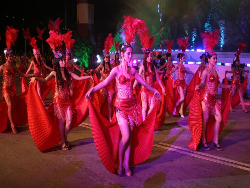 Đoàn du thuyền xếp hàng cổ vũ Carnaval. Vũ công khoe sắc. Ảnh : BK-TD Vũ công làm duyên trước ống kính. Ảnh : BK-TD Đi cà kheo Vũ điệu cháy bỏng Carnaval Hàng vạn khán giả chào đón Carnaval. Ảnh : BK-TD Màn pháo hoa rực rỡ kết thúc lễ hội. Ảnh : BK-TD