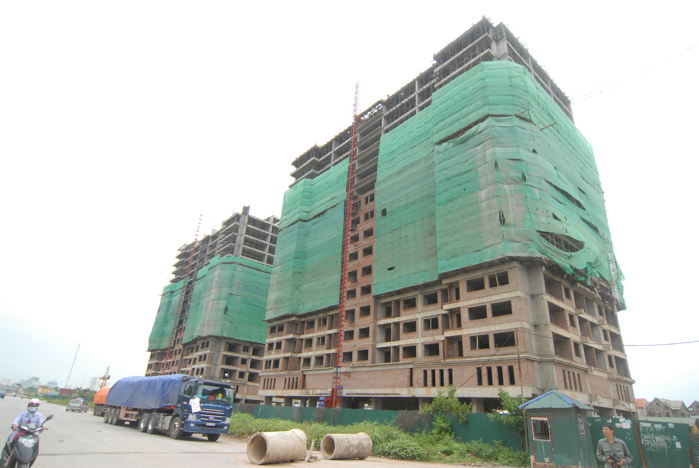 Tại một tòa nhà cao tầng khác nằm trên đường Lê Trọng Tấn cũng không một bóng người