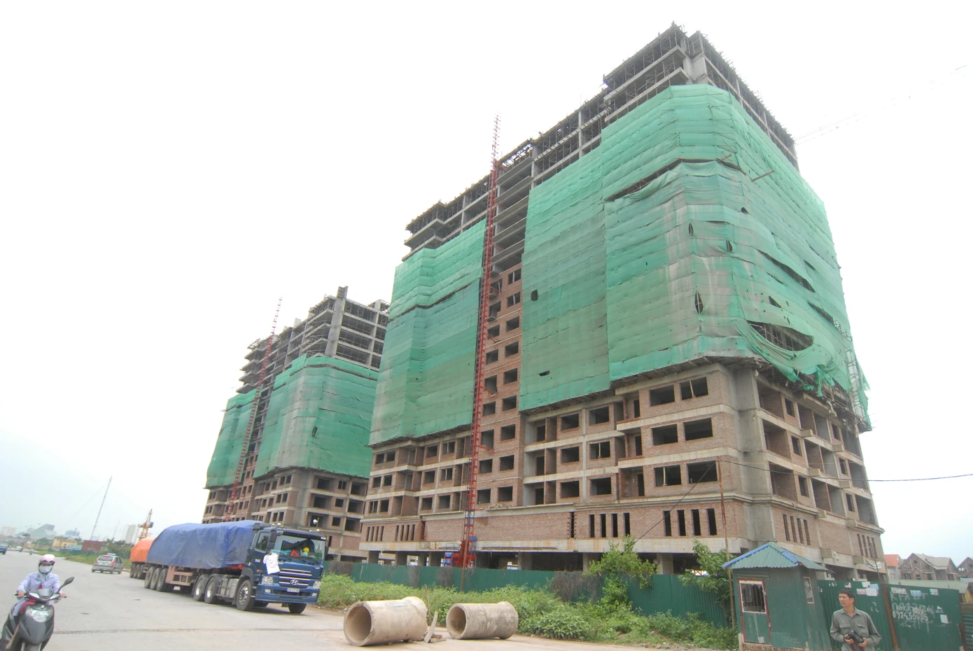 Tại một tòa nhà cao tầng khác nằm trên đường Lê Trọng Tấn cũng không một bóng người