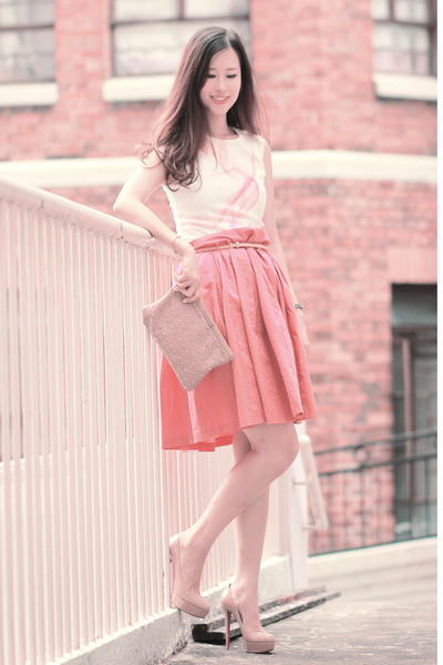 Mix váy ngắn cùng với tất cao quá đầu gối sẽ đem lại cho bạn vẻ dễ thương mà vẫn rất cá tính. Vẻ đẹp dịu dàng và dễ thương của chân váy xòe kết hợp với vẻ đẹp thanh lịch của áo sơ mi tạo nên một phong cách cực hoàn hảo. Váy ngắn + áo pull = một phong cách đậm chất teen Thêm áo khoác nhẹ nhàng cho ngày trở gió Áo sơ mi diện trong áo len hoặc áo pull mix cùng chân váy sẽ đem lại cho bạn vẻ trẻ trung thanh lịch.