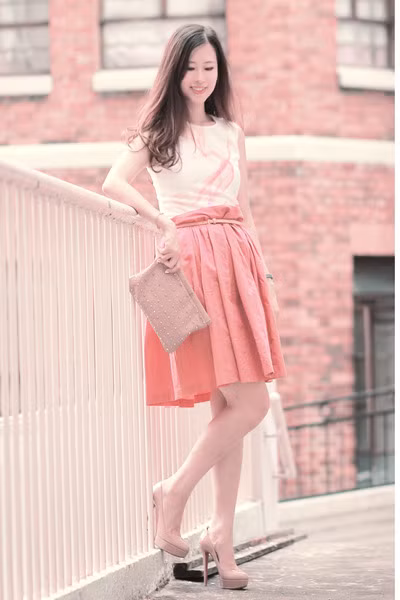 Mix váy ngắn cùng với tất cao quá đầu gối sẽ đem lại cho bạn vẻ dễ thương mà vẫn rất cá tính. Vẻ đẹp dịu dàng và dễ thương của chân váy xòe kết hợp với vẻ đẹp thanh lịch của áo sơ mi tạo nên một phong cách cực hoàn hảo. Váy ngắn + áo pull = một phong cách đậm chất teen Thêm áo khoác nhẹ nhàng cho ngày trở gió Áo sơ mi diện trong áo len hoặc áo pull mix cùng chân váy sẽ đem lại cho bạn vẻ trẻ trung thanh lịch.