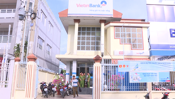 Vĩnh Long: Cầm súng xông vào ngân hàng cướp hàng trăm triệu ảnh 1