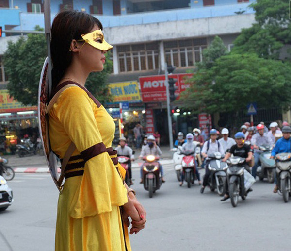 Nhiều cô gái trẻ đứng “bất động” gây chú ý trên đường ảnh 1