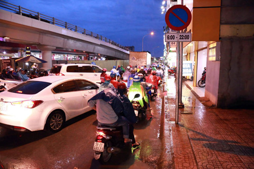 Hai cô gái nước ngoài báo bị trộm xe sau tai nạn ở Sài Gòn ảnh 1