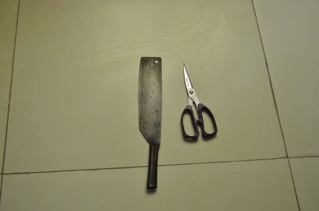 Nổ súng khống chế thanh niên cầm dao chống đối cảnh sát ảnh 1