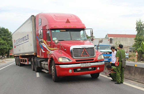 Nhân chứng kể giây phút CSGT bị hất văng từ xe đầu kéo container ảnh 3