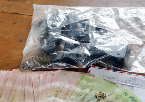 Nam thanh niên mang súng giả đi giật dây chuyền ảnh 1