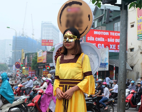 Nhiều cô gái trẻ đứng “bất động” gây chú ý trên đường ảnh 2