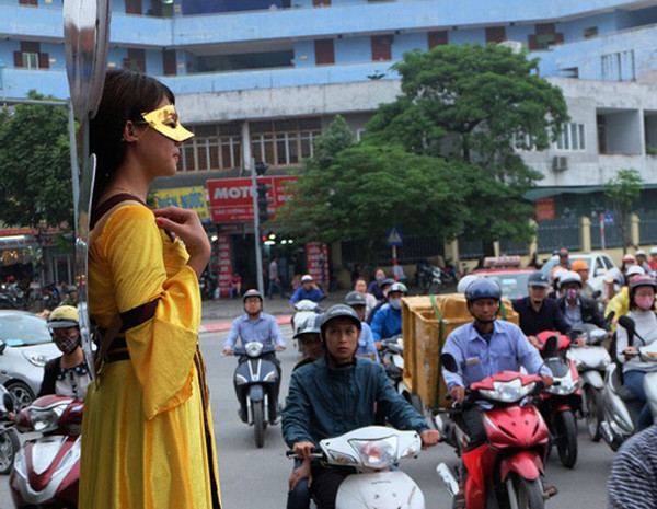 Nhiều cô gái trẻ đứng “bất động” gây chú ý trên đường ảnh 3