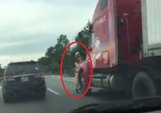 Nhân chứng kể giây phút CSGT bị hất văng từ xe đầu kéo container ảnh 1