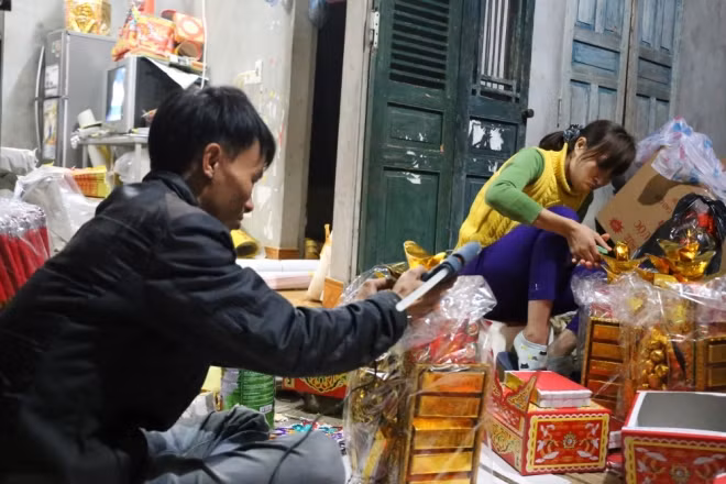 Thợ hàng mã kiếm tiền triệu ngày cúng ông Táo ảnh 6