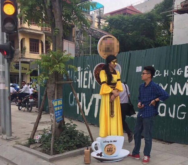 Nhiều cô gái trẻ đứng “bất động” gây chú ý trên đường ảnh 4