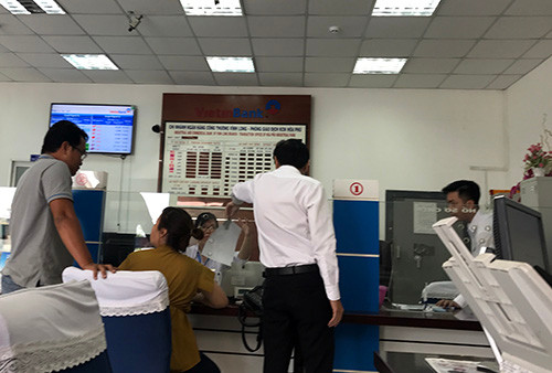 Bảo vệ ngân hàng ở Vĩnh Long: 'Tên cướp lên đạn dọa bắn tôi' ảnh 1