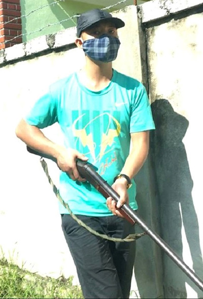 Côn đồ bịt mặt chĩa súng bao vây taxi, nã đạn vào ba người khách ảnh 1