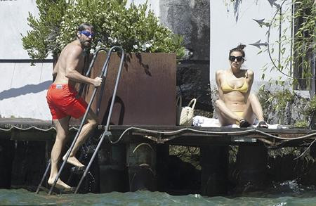 Bồ cũ của Ronaldo diện bikini bốc lửa, tình tứ bên tình mới ảnh 4